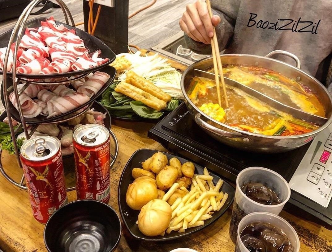 Yixin - Lẩu Hongkong là một nhà hàng nổi tiếng với hương vị đặc trưng của ẩm thực Hongkong, mang đến cho thực khách những món lẩu ngon và đậm đà. Với không gian sang trọng và phục vụ chuyên nghiệp, Yixin - Lẩu Hongkong là điểm đến lý tưởng để thưởng thức những món ăn truyền thống và trải nghiệm ẩm thực độc đáo từ vùng đất xứ sở Hồng Kông.