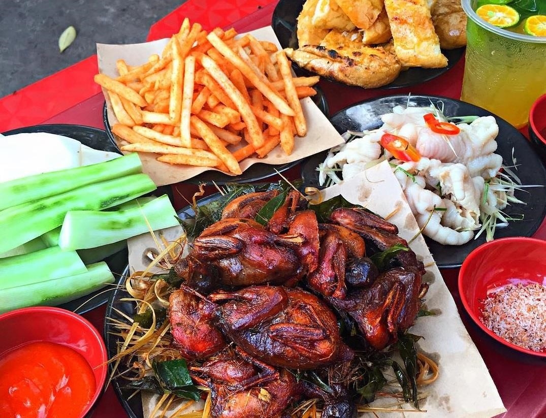 Chỗ Này Này - Quà Vặt Ba Miền là một quán ăn vặt nổi tiếng tại ba miền đất nước, với đa dạng các món ăn ngon và độc đáo đại diện cho văn hóa ẩm thực đặc trưng của từng vùng miền.