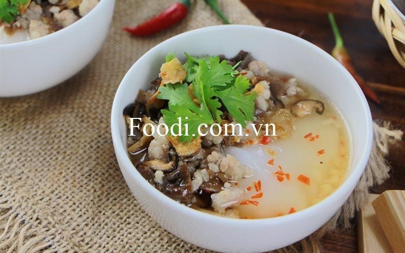 Bánh đúc nóng là một món ăn truyền thống của Việt Nam, được làm từ bột nếp và có hương vị đặc biệt. Món ăn này thường được ưa chuộng vào mùa đông, khi nó mang lại cảm giác ấm áp và ngon lành trong từng miếng bánh.