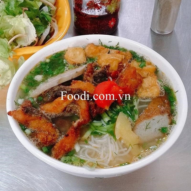 Bún cá Huyền là một món ăn nổi tiếng của Hà Nội, được đánh giá là ngon và đậm đà vị cá. Món ăn này có hương vị đặc trưng và được chế biến từ cá tươi ngon, cùng với các loại rau sống và bún mềm mịn.