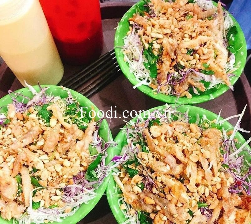 Quán Chè Xoan và nộm chân gà, chân vịt sốt chanh leo là một địa điểm nổi tiếng với món ăn truyền thống của Việt Nam. Quán này được biết đến với hương vị đặc trưng và chất lượng tuyệt vời của chè xoan và nộm chân gà, chân vịt sốt chanh leo.