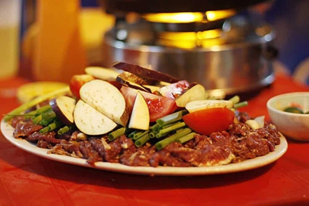 Bò nướng Mã Mây là một món ăn đặc sản của vùng miền Trung Việt Nam, nổi tiếng với phong cách nướng truyền thống và hương vị thơm ngon đặc biệt.