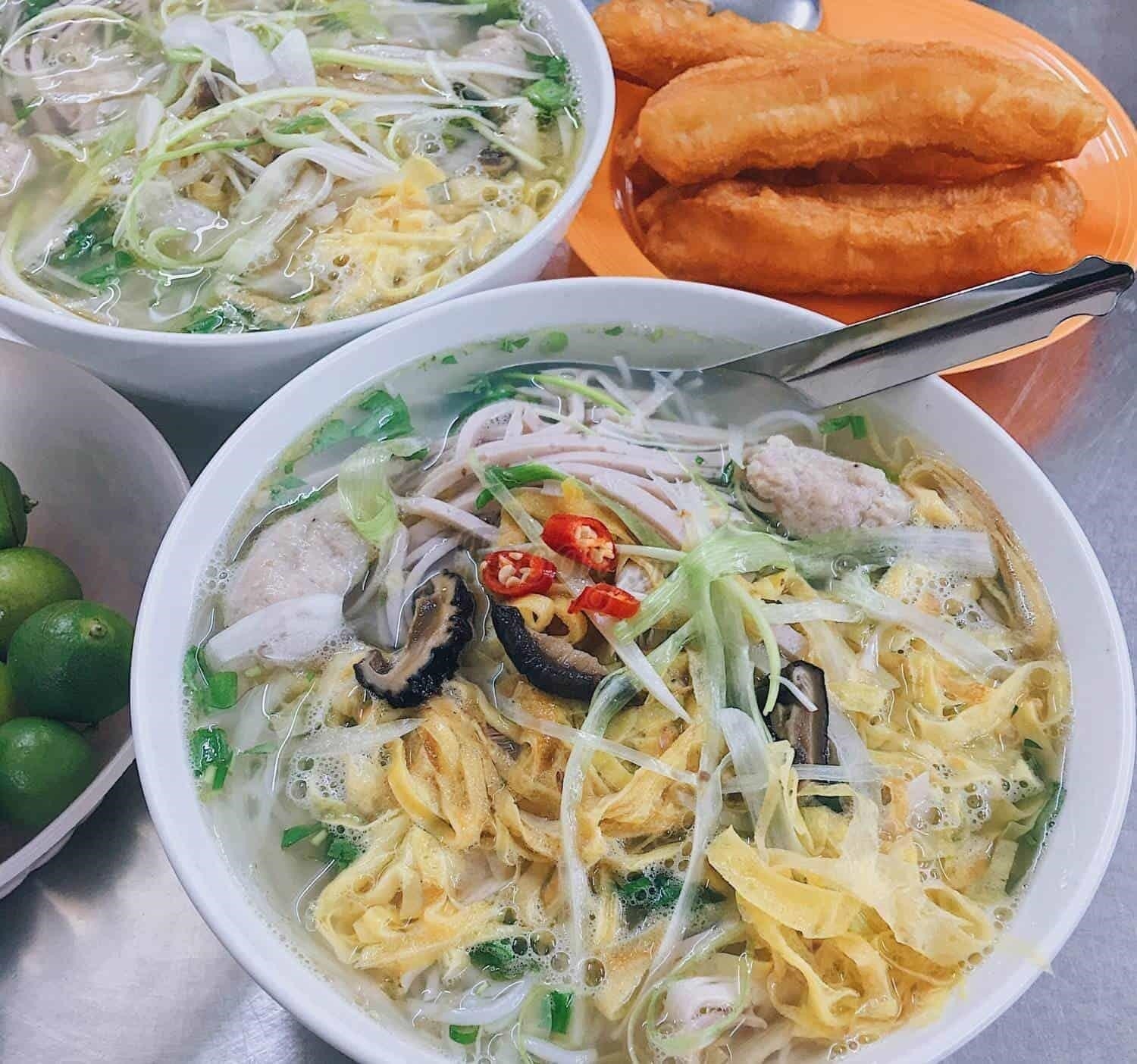 Bún thang Cầu Gỗ là một món ăn truyền thống nổi tiếng của Hà Nội, được biết đến với hương vị đặc trưng và cách trình bày đẹp mắt. Món bún được làm từ bột gạo mềm mịn, kết hợp với các loại thịt, rau sống và nước dùng thơm ngon.
