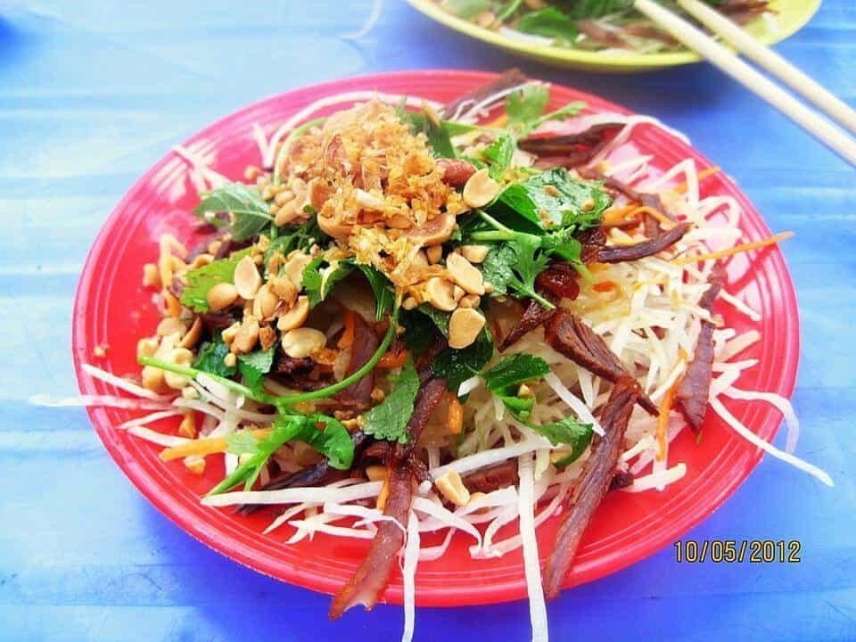 Nộm phố Hàm Long là một món ăn đặc sản của thành phố Nha Trang, nổi tiếng với hương vị tươi ngon, đậm đà của các loại rau sống và hải sản tươi, tạo nên một trải nghiệm ẩm thực độc đáo và hấp dẫn.