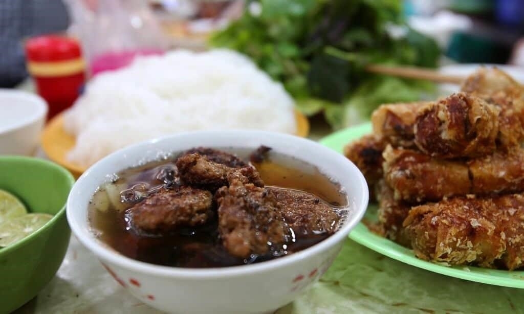 Bún chả Hàng Quạt là một món ăn truyền thống của Hà Nội, nổi tiếng với hương vị thơm ngon đặc trưng của nước mắm pha chua ngọt và thịt heo nướng vàng ươm. Món ăn này thường được thưởng thức với bánh tráng mỏng, rau sống và các loại gia vị tạo nên hương vị độc đáo và hấp dẫn.
