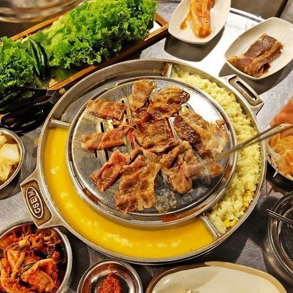 Quán nướng K-pub là một nhà hàng nổi tiếng với phong cách Hàn Quốc, nơi bạn có thể thưởng thức các món ăn nướng đặc biệt. Quán nổi tiếng với không gian sang trọng và phục vụ chuyên nghiệp, mang đến cho khách hàng trải nghiệm ẩm thực tuyệt vời và độc đáo.