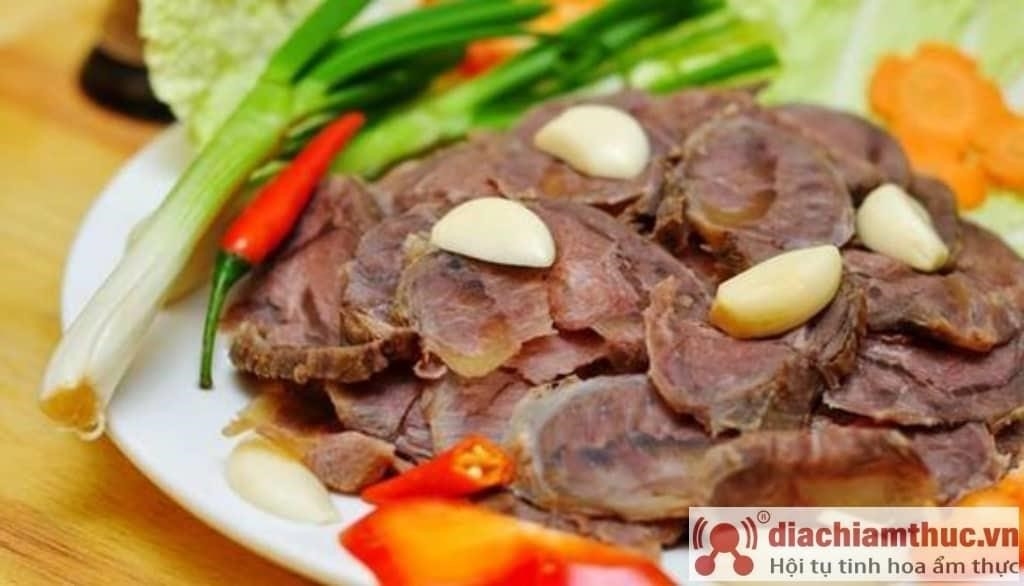 Bò tơ Quán Mộc. là một món ăn truyền thống của Việt Nam, được chế biến từ thịt bò tươi ngon và các loại gia vị tự nhiên để tạo ra hương vị đặc trưng. Bò tơ Quán Mộc. nổi tiếng với sự thơm ngon và mềm mại của thịt bò, cùng với sự hòa quyện của các loại rau sống và nước mắm chua ngọt.