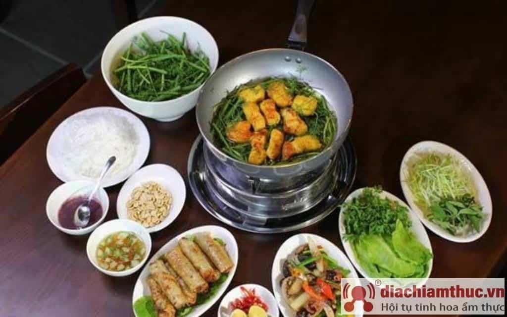 Chả cá rất ngon. là món ăn đặc sản của thành phố Hà Nội, được chế biến từ cá tươi ngon và các loại gia vị đặc trưng, tạo nên hương vị thơm ngon đặc biệt.
