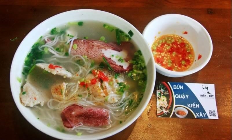 Bún Quậy Kiến Xây là một món ăn đặc sản của Hội An, miền Trung Việt Nam. Nó được làm từ bún (mì) và các loại hải sản như tôm, mực, cá, ốc... Món ăn có hương vị độc đáo, thơm ngon và hấp dẫn.