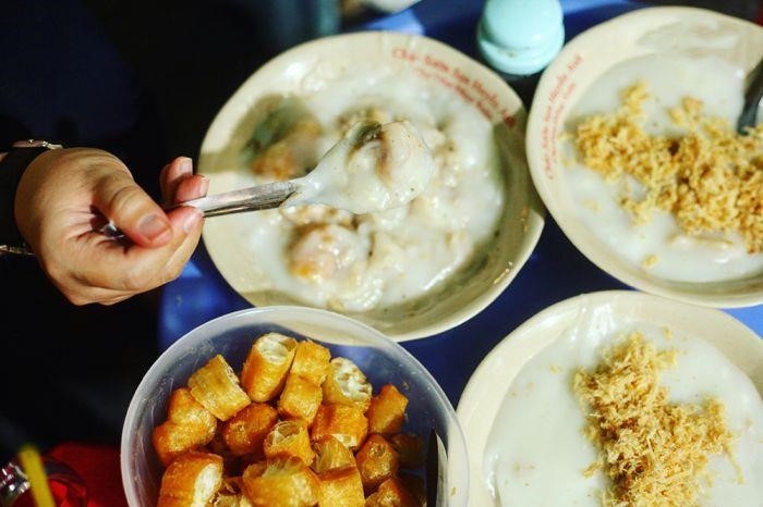 Cháo sườn sụn Huyền Anh tại chợ Đồng Xuân là một món ăn đặc sản nổi tiếng, được biết đến với hương vị độc đáo và ngon miệng, là một điểm đến lý tưởng để thưởng thức ẩm thực Hà Nội truyền thống.