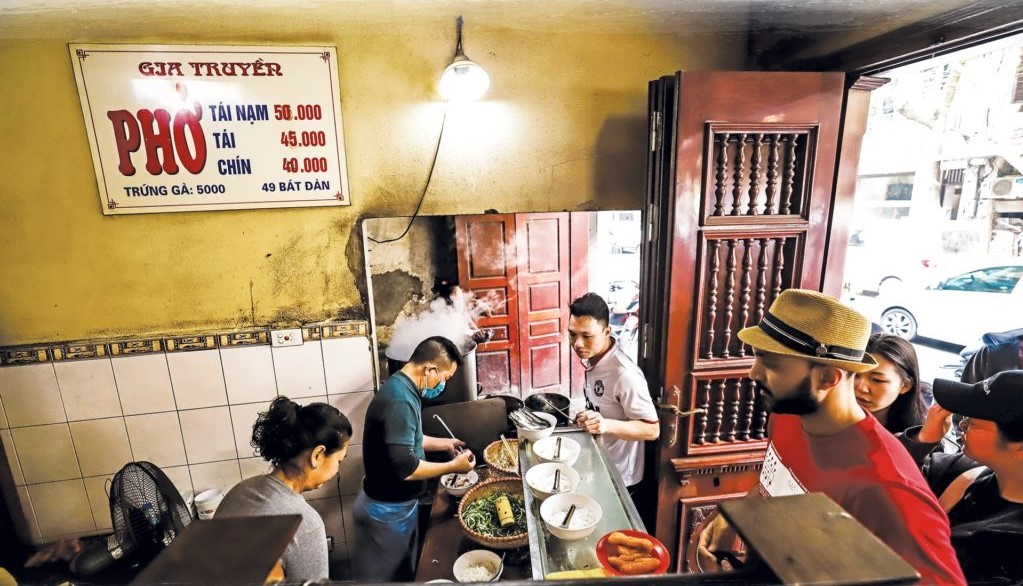 Phở 49 Bát Đàn là một quán ăn nổi tiếng ở Hà Nội, nổi bật với hương vị tuyệt vời và phong cách phục vụ chuyên nghiệp. Quán nằm trên con phố Bát Đàn, một trong những con phố trung tâm của thủ đô, thu hút đông đảo khách hàng từ khắp nơi.