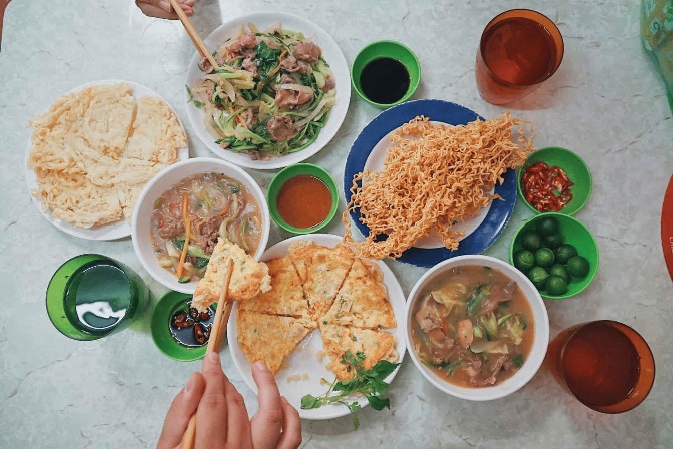 Phở chiên giòn 206 Khâm Thiên là một món ăn độc đáo và phổ biến trong ẩm thực Việt Nam, được chế biến từ phở truyền thống và có thêm phần giòn tan. Quán nằm tại địa chỉ 206 Khâm Thiên và là điểm đến lý tưởng cho những ai muốn thưởng thức một món ăn ngon và độc đáo.