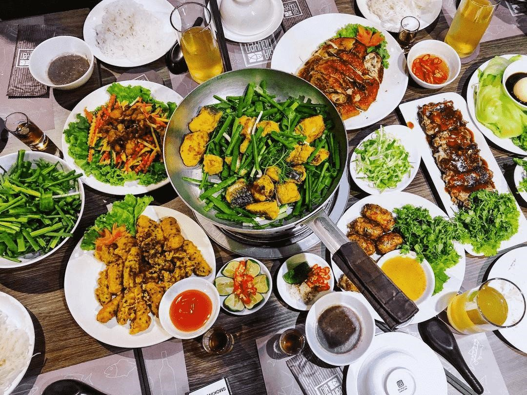 Quán ăn ngon Hà Nội - Chả cá Lã Vọng là một địa chỉ nổi tiếng với món chả cá thơm ngon, được chế biến từ cá bớp tươi ngon, thịt mềm và thơm, và được ướp gia vị đặc biệt. Quán có không gian ấm cúng và phục vụ chuyên nghiệp, là điểm đến lý tưởng cho những người yêu thích ẩm thực Hà Nội.