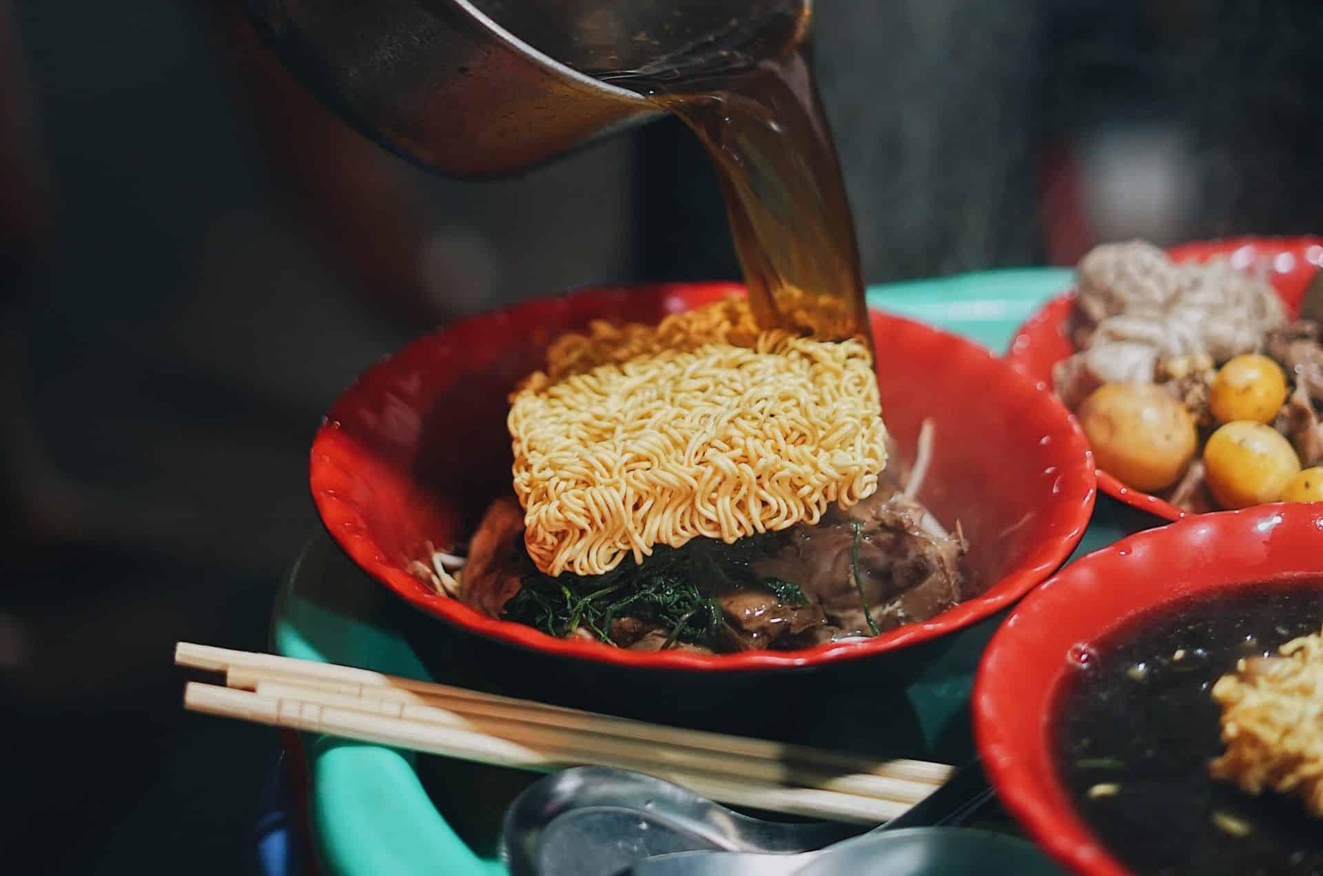 Mỳ gà tần Hàng Bồ là một món ăn nổi tiếng ở Hà Nội, được biết đến với hương vị đậm đà và hấp dẫn. Mỳ được chế biến từ gà tần, có thịt mềm và ngon, kèm theo các loại gia vị thơm ngon. Quán Hàng Bồ là địa điểm nổi tiếng để thưởng thức món mỳ gà tần này.