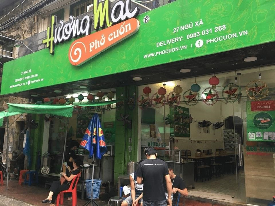 Phở cuốn Hương Mai là một quán ăn nổi tiếng ở Hà Nội với đội ngũ nhân viên phục vụ chuyên nghiệp và không gian ấm cúng. Quán thu hút đông đảo khách hàng đến thưởng thức món phở cuốn ngon đặc trưng của Hà Nội.