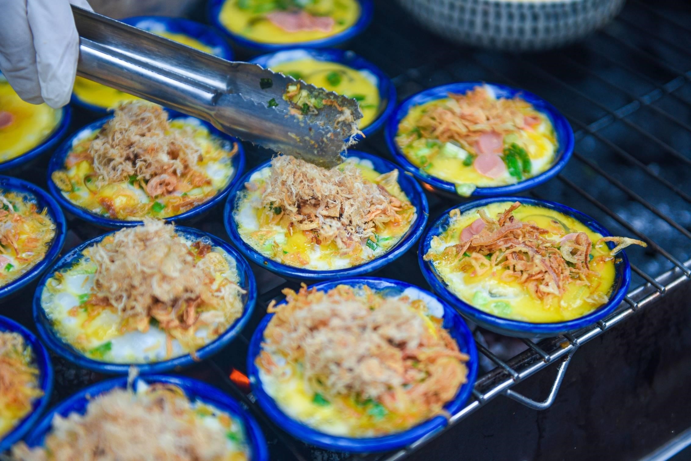 Trứng chén nướng cô Ty 24B Nguyễn Quang Bích là một món ăn đặc sản nổi tiếng tại địa chỉ này. Món ăn được chế biến từ trứng gà và nướng trên chén đất sẽ mang lại hương vị đặc trưng và thơm ngon.