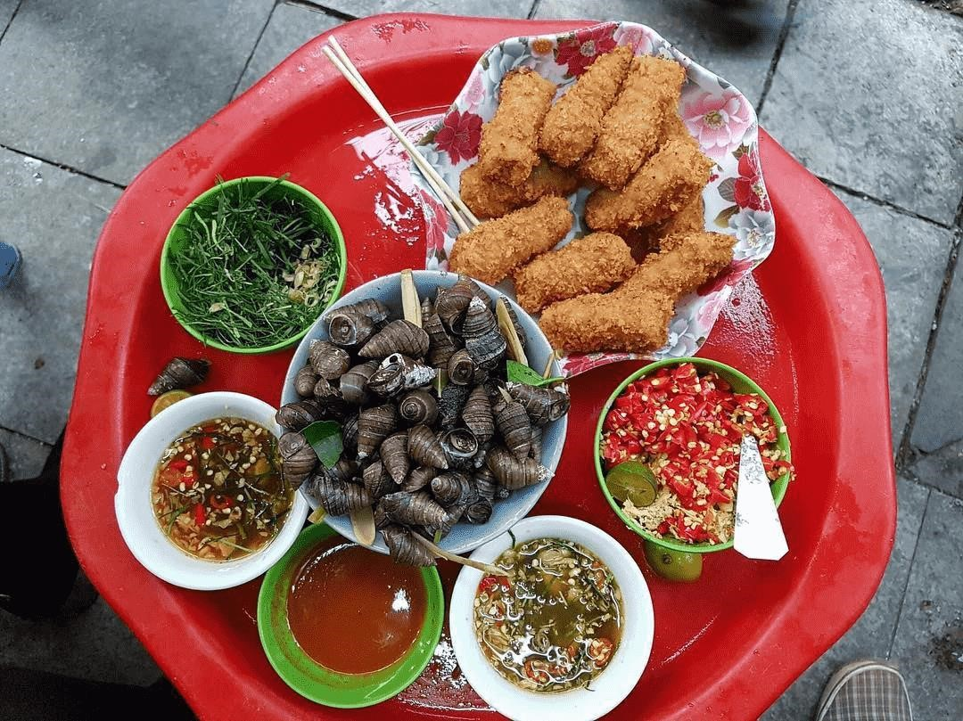 Ốc chị Lệ 88 Cửa Bắc là một quán ốc nổi tiếng tại Hà Nội, thu hút du khách bởi hương vị đặc biệt và không gian ấm cúng, nơi khách hàng có thể thưởng thức các món ốc ngon và tận hưởng không khí đậm đà của phố cổ.