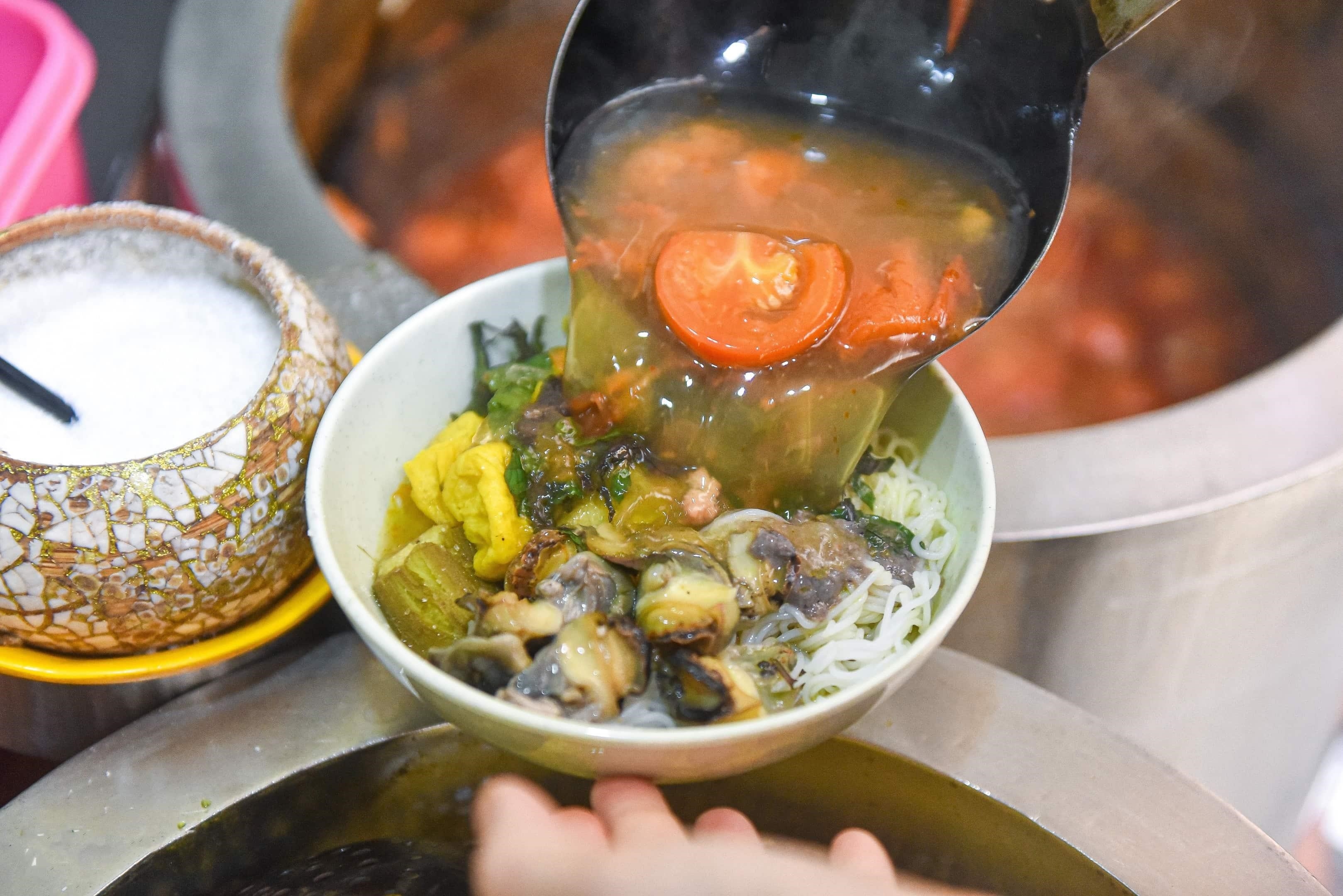 Bún ốc ngõ chợ Đồng Xuân là một món ăn truyền thống đặc sản của Hà Nội, nổi tiếng với hương vị đậm đà và độc đáo. Món ăn này thường được chế biến từ ốc tươi ngon và các loại gia vị thơm ngon, tạo nên một hương vị đặc trưng khó quên.