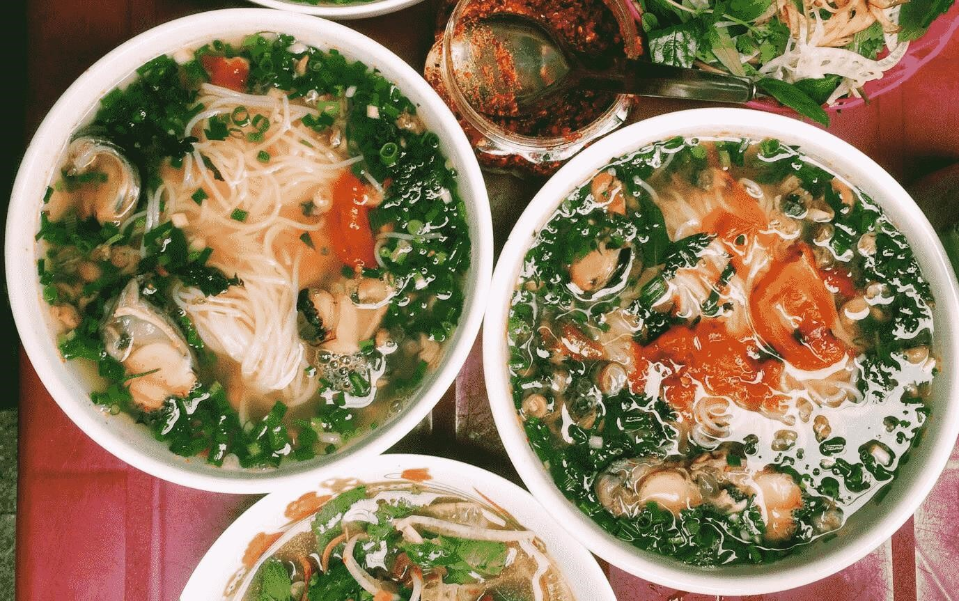 Bún ốc cô Huệ 43 Nguyễn Siêu là một quán ăn nổi tiếng tại thành phố, nơi bạn có thể thưởng thức món bún ốc truyền thống ngon lành. Quán được biết đến với hương vị đậm đà, nước dùng thơm ngon và ốc tươi ngon.