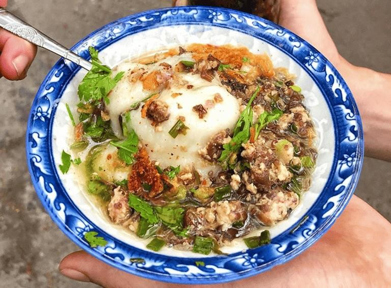 Bánh đúc nóng phố Lê Ngọc Hân là một món ăn truyền thống của người Việt Nam, được làm từ gạo nếp, có hương vị đặc trưng và thơm ngon. Món bánh này thường được bày bán trên phố Lê Ngọc Hân, tạo nên một không gian sôi động và hấp dẫn cho người đi ngang qua.