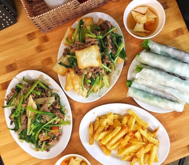 Phở cuốn Hương Mai là một món ăn truyền thống của Việt Nam, được chế biến từ bánh phở mỏng cuốn gói thịt bò, rau sống và gia vị tạo nên hương vị độc đáo, thơm ngon và hấp dẫn.