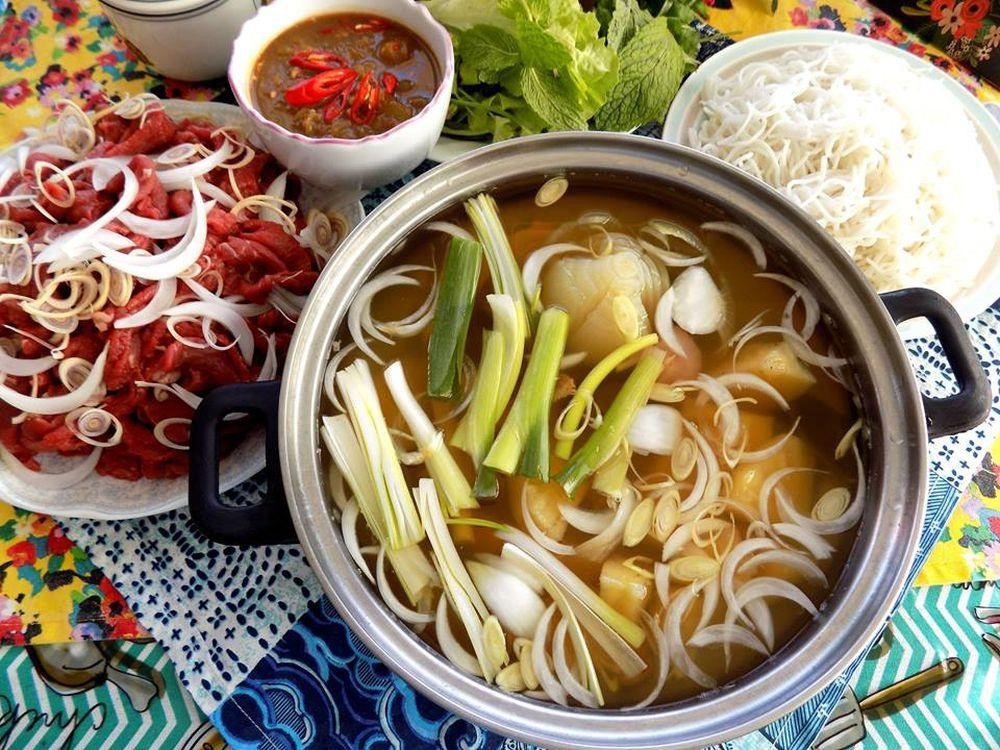 Bò nhúng dấm 555 là một món ăn truyền thống của Việt Nam, được chế biến từ thịt bò tươi ngon và được ngâm trong nước dấm chua ngọt. Món ăn này thường được kèm theo các loại rau sống và nước mắm pha chua ngọt, tạo nên hương vị độc đáo và hấp dẫn.