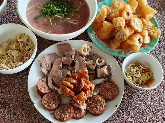 Cháo lòng cây me là một món ăn truyền thống của Việt Nam, được làm từ lòng và các bộ phận của cây me, tạo nên một hương vị đặc biệt và thơm ngon. Nó được coi là một món ăn bổ dưỡng và giàu dinh dưỡng, thường được người Việt ưa chuộng và thưởng thức vào các dịp đặc biệt.