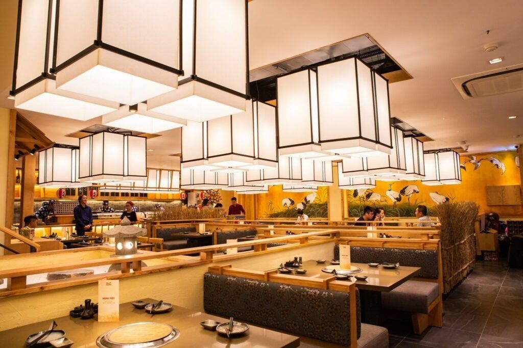 Nhà hàng iSushi Hà Nội có không gian rộng rãi và thoáng mát, với thiết kế hiện đại và trang trí tinh tế. Các khách hàng có thể tận hưởng không gian ấm cúng và thoải mái để thưởng thức các món ăn Nhật Bản ngon miệng.