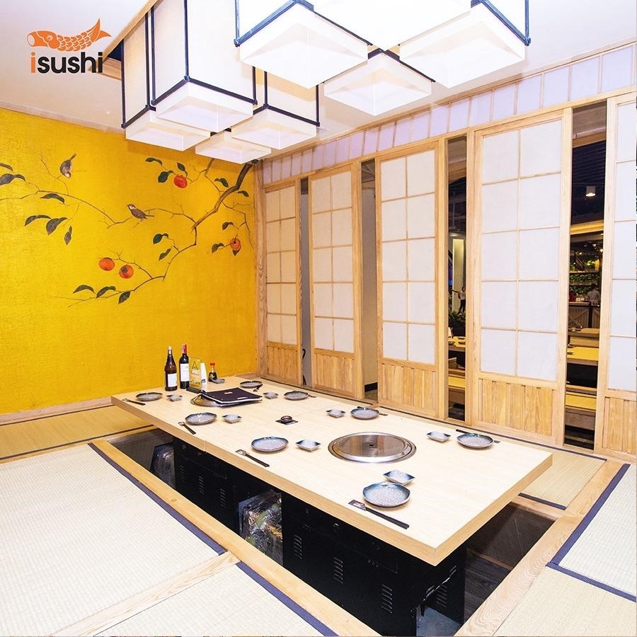 Nhà hàng iSushi Hà Nội có không gian rộng rãi và thoáng mát, với thiết kế hiện đại và trang trí tinh tế. Các khách hàng có thể tận hưởng không gian ấm cúng và thoải mái để thưởng thức các món ăn Nhật Bản ngon miệng.