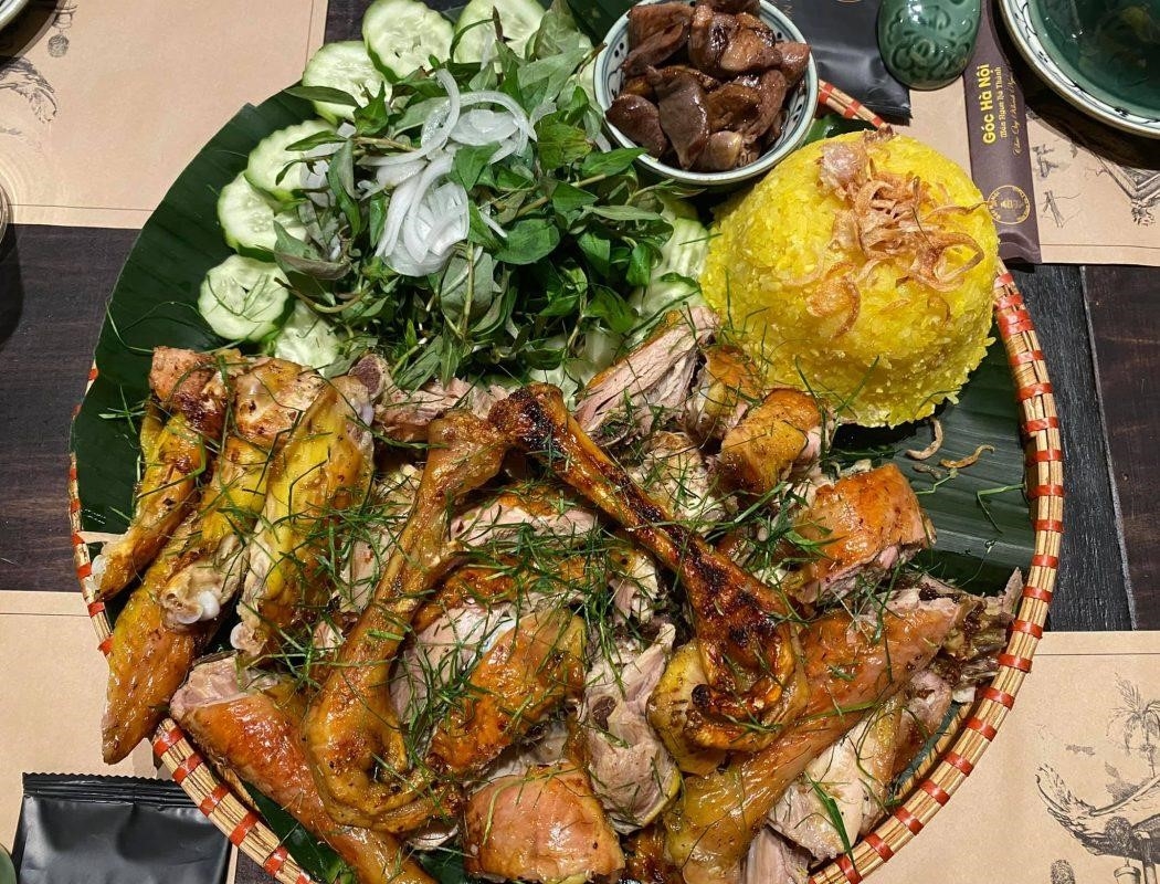 Góc Hà Nội – Quán gà ngon ở Đống Đa là một địa điểm ẩm thực nổi tiếng, nổi bật với món gà ngon hảo hạng và không gian thoải mái, tạo nên một trải nghiệm ẩm thực tuyệt vời cho khách hàng.