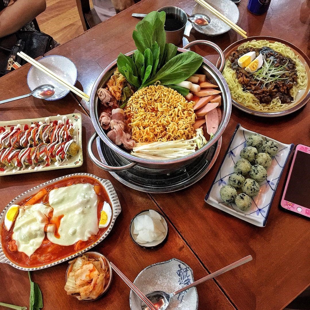 Quán Kều Xay Sạch là một quán ẩm thực nổi tiếng tại khu vực Đống Đa, với món Hàn hấp dẫn và chất lượng.