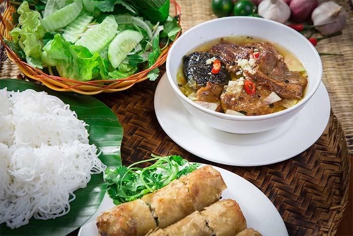 Bún chả Sinh Từ – 48 Trần Thái Tông là một quán ăn nổi tiếng ở Hà Nội, nơi bạn có thể thưởng thức món bún chả ngon và đặc biệt. Quán nằm trên đường Trần Thái Tông, nằm trong khu vực sầm uất của thành phố.