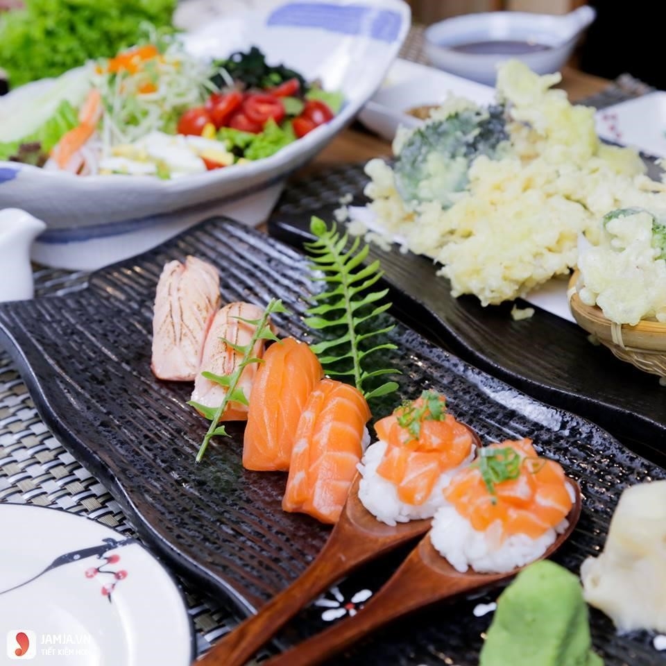 Sushi Kei là một nhà hàng nổi tiếng với ẩm thực sushi Nhật Bản truyền thống, nổi tiếng với hương vị tinh tế và chất lượng tuyệt vời. Nhà hàng có không gian sang trọng và phục vụ chuyên nghiệp, mang đến trải nghiệm ẩm thực độc đáo và đáng nhớ cho khách hàng.