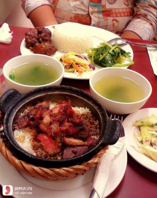 Hải Sư – Cơm Niêu Singapore là một món ăn đặc trưng của Singapore, được nấu từ gạo và hải sản tươi ngon, tạo nên hương vị độc đáo và hấp dẫn. Món ăn này thường được chế biến trong nồi cơm niêu đặc biệt, tạo ra một trải nghiệm ẩm thực đặc sắc và hấp dẫn.