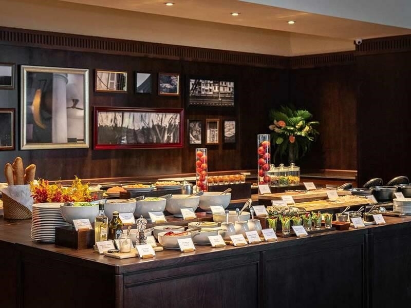 Không gian buffet sang trọng mang đến một trải nghiệm ẩm thực đẳng cấp, với một không gian trang nhã và thoải mái, được trang trí tỉ mỉ và chú trọng đến từng chi tiết nhỏ.