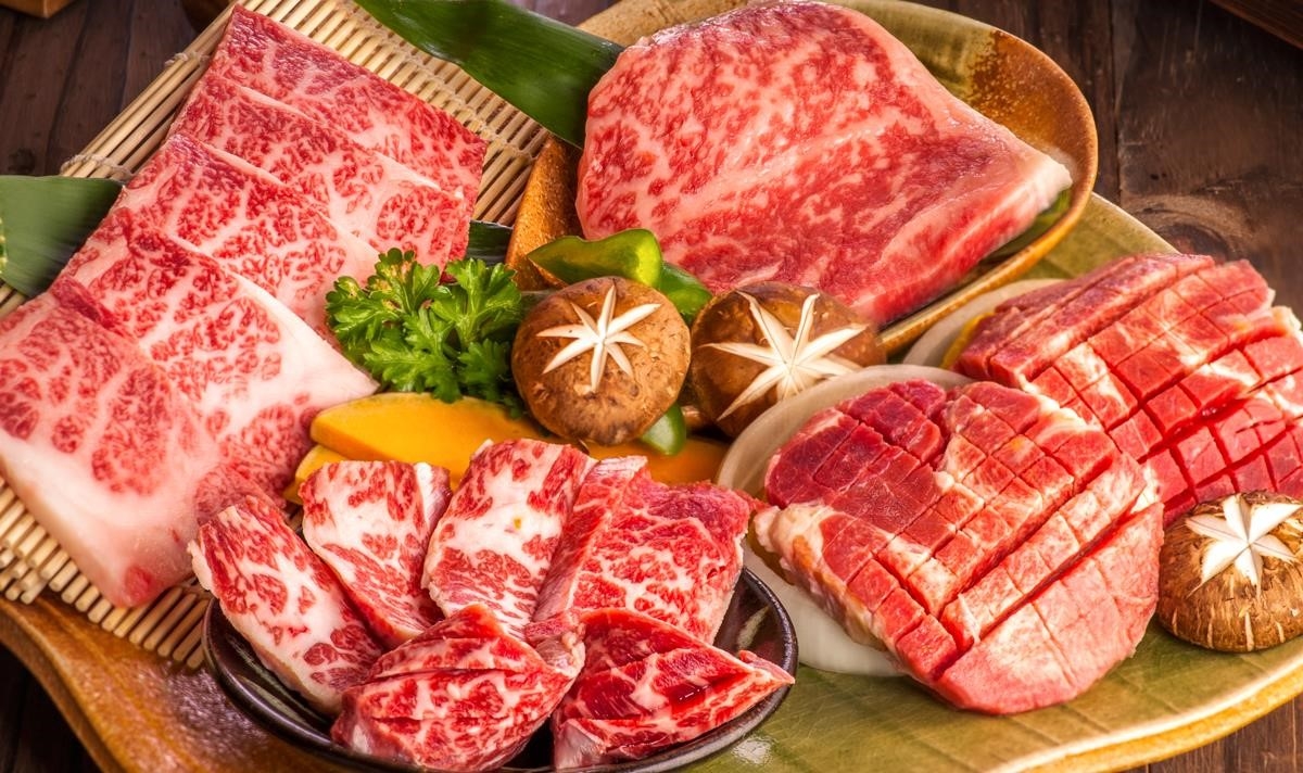 Thịt bò Wagyu chuẩn Nhật là một loại thịt được xem là cao cấp và đặc biệt, nổi tiếng với độ mềm mại, vị ngon đặc trưng và mỡ phân tán đều trong thịt.