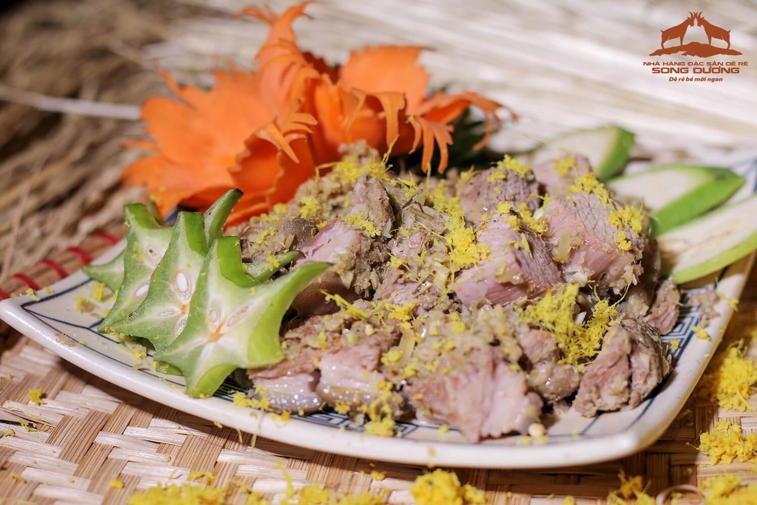 Dê ré chuẩn vị Tây Bắc là một món ăn truyền thống đặc sản của vùng Tây Bắc Việt Nam, nổi tiếng với hương vị độc đáo và phong cách chế biến truyền thống.