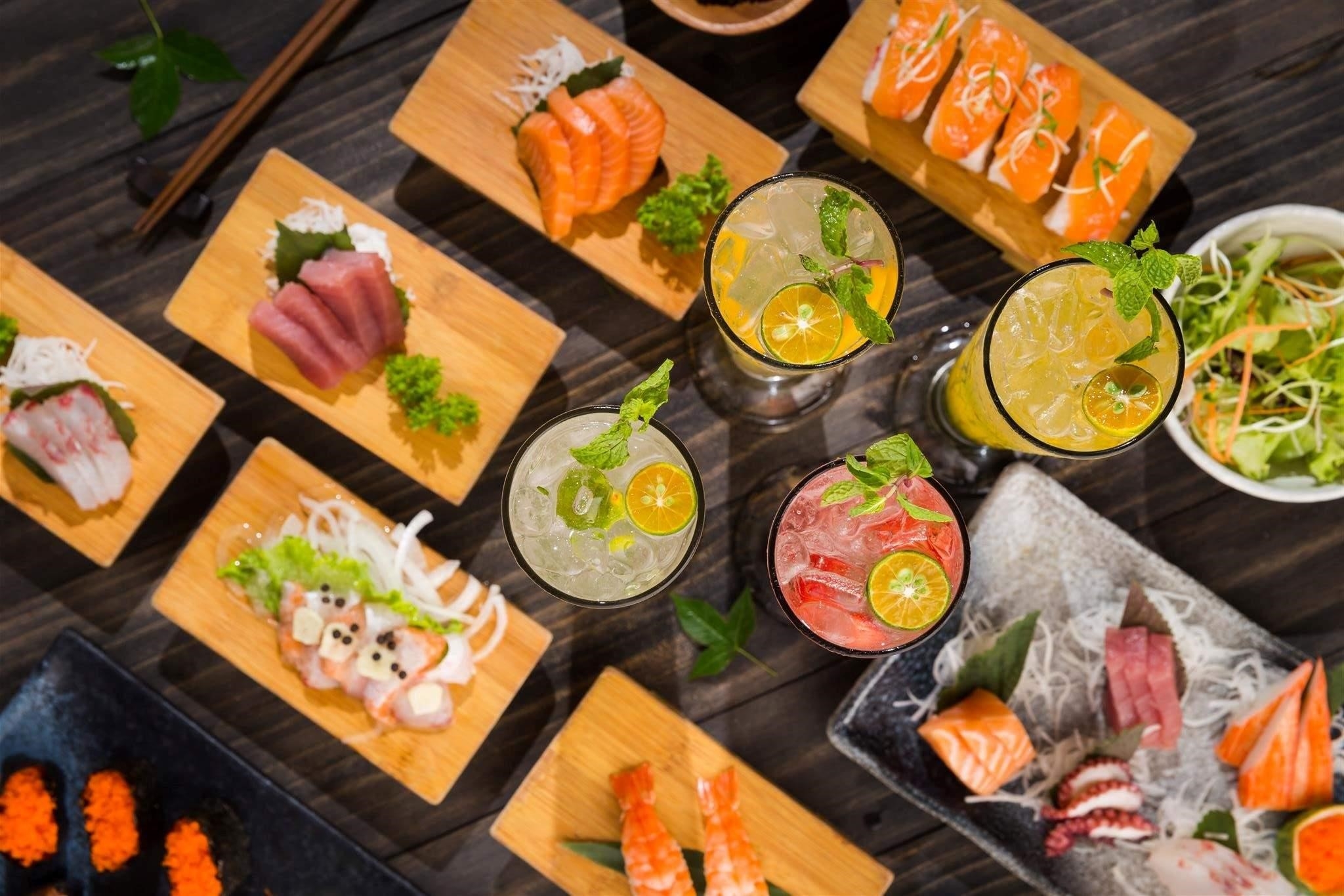 Set sushi và sashimi hấp dẫn là một món ăn Nhật Bản truyền thống, bao gồm các loại hải sản tươi ngon và cắt thành từng miếng nhỏ đẹp mắt. Món ăn này không chỉ hấp dẫn về hương vị mà còn mang đến một trải nghiệm thị giác đặc biệt, khi được trình bày tinh tế và màu sắc đa dạng.