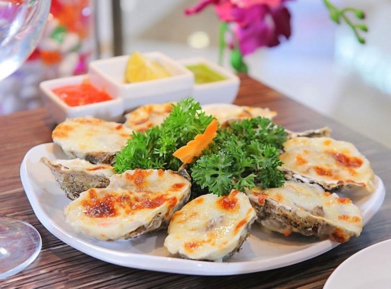 Nhà hàng hải sản tươi ngon Dedi Deli là địa điểm lý tưởng để thưởng thức những món hải sản tươi ngon, với không gian sang trọng và phục vụ chuyên nghiệp, mang lại trải nghiệm ẩm thực độc đáo và hấp dẫn.