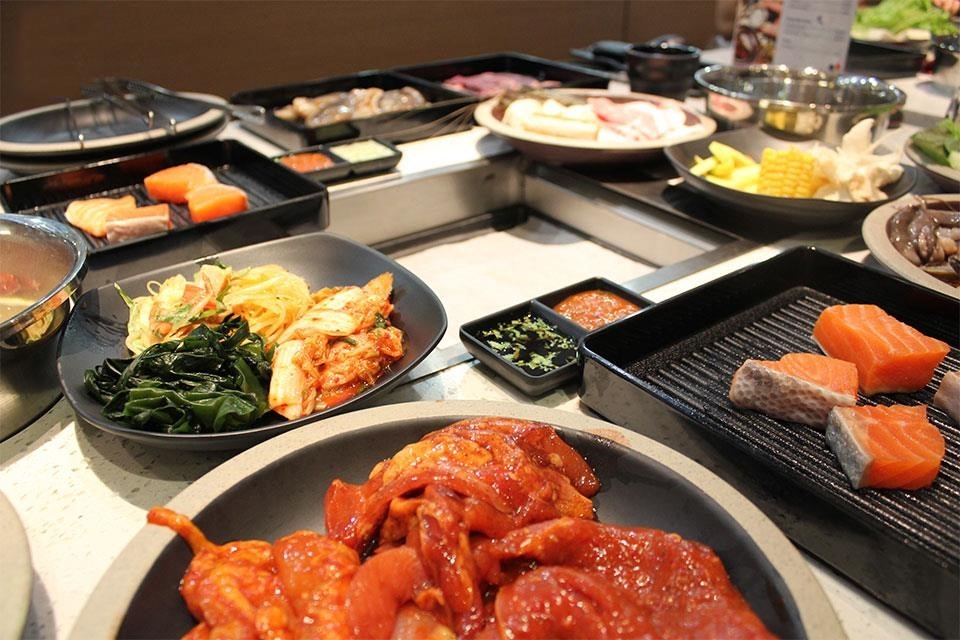 Seoul Garden là một nhà hàng nổi tiếng tại Seoul, Hàn Quốc, nổi tiếng với không gian xanh mát và phục vụ các món ăn truyền thống Hàn Quốc như Bulgogi, Bibimbap và Kimchi.
