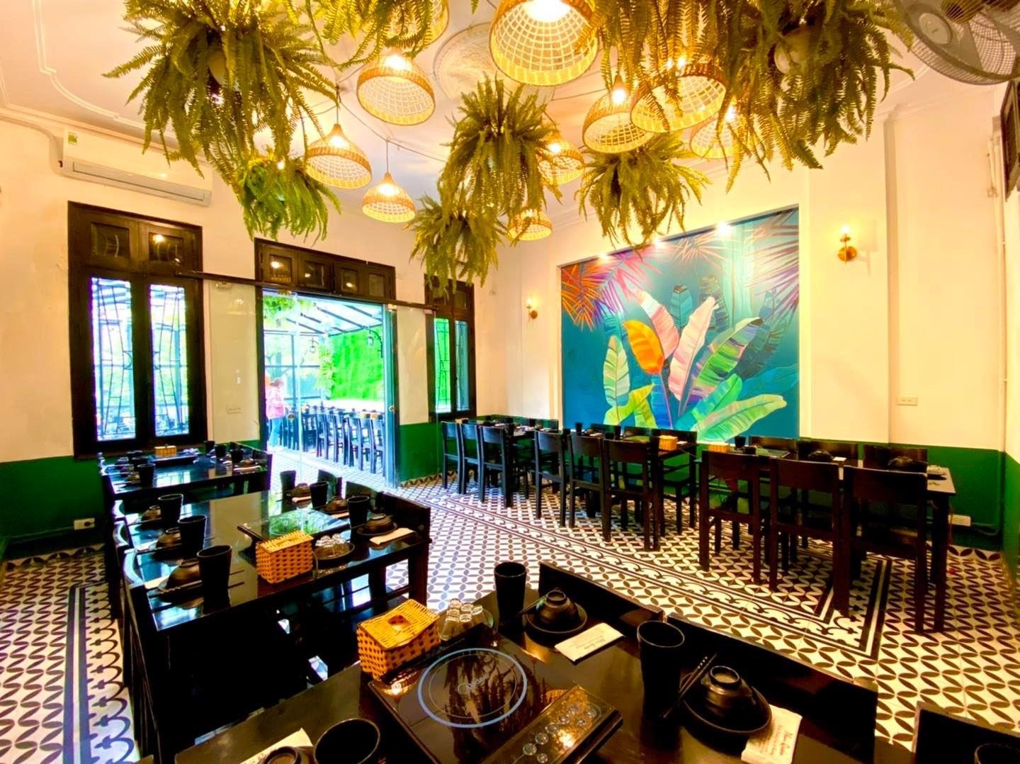 Nhà hàng Phủi Quán. nổi tiếng với không gian truyền thống và phục vụ các món ăn đặc sản đậm chất văn hóa Việt Nam.