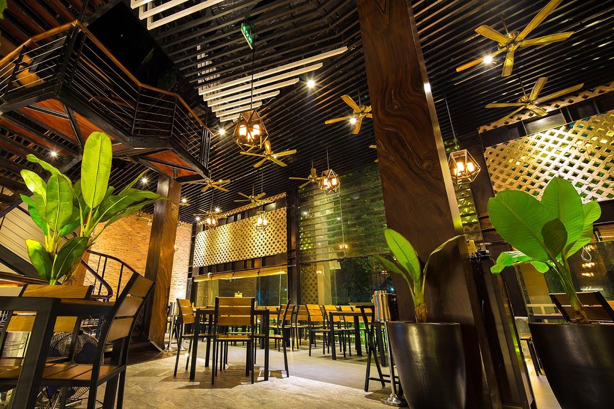 Nhà hàng Sứ Bia là một địa điểm ẩm thực nổi tiếng, nằm trong khuôn viên của khách sạn Sứ Bia, với không gian sang trọng và menu đa dạng, mang đến cho khách hàng trải nghiệm ẩm thực độc đáo và thú vị.