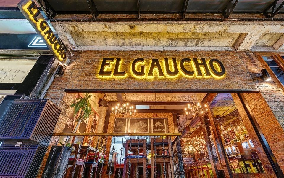EI Gaucho Steakhouse là một nhà hàng nổi tiếng với phong cách ẩm thực Argentina, nổi bật với các món thịt bò tươi ngon và hương vị đặc trưng của nước Nam Mỹ. Đây là điểm đến lý tưởng cho những ai yêu thích ẩm thực và muốn trải nghiệm những món ăn độc đáo và hấp dẫn.