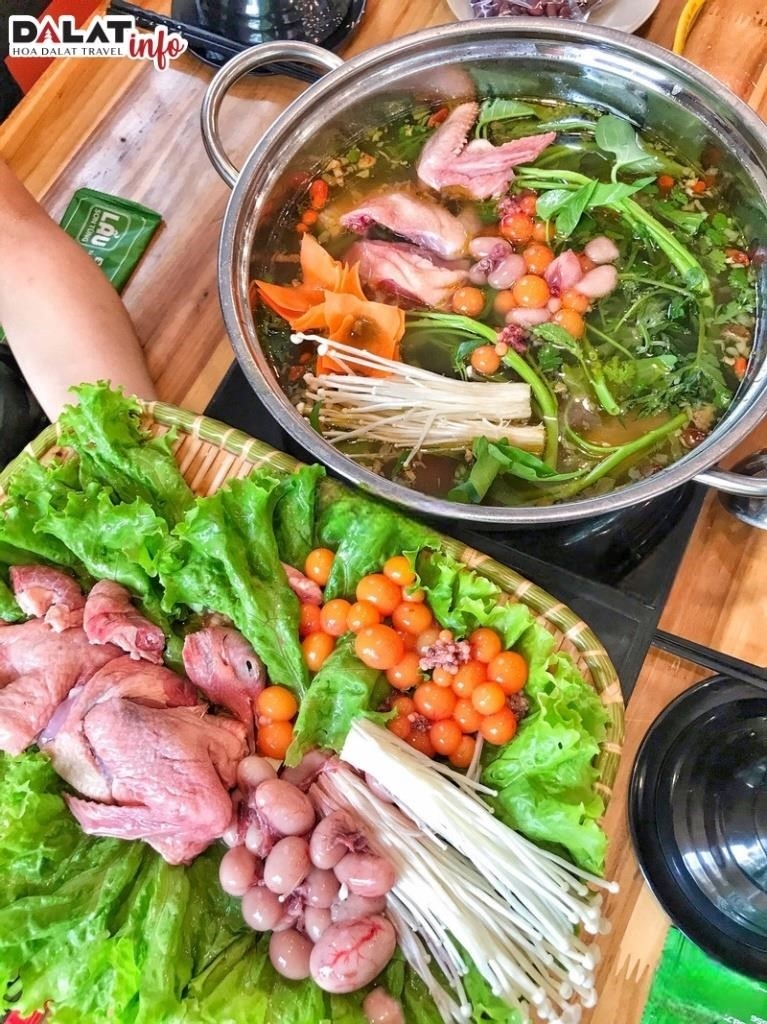 Món lẩu Sơn Tùng. là một món ăn nổi tiếng và phổ biến trong ẩm thực Việt Nam, được chế biến từ các loại thịt, hải sản và rau củ tươi ngon. Món lẩu này có hương vị đặc trưng và hấp dẫn, thích hợp để thưởng thức cùng gia đình và bạn bè trong những buổi sum họp vui vẻ.