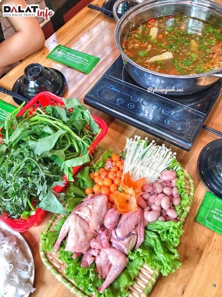 Món lẩu Sơn Tùng. là một món ăn nổi tiếng và phổ biến trong ẩm thực Việt Nam, được chế biến từ các loại thịt, hải sản và rau củ tươi ngon. Món lẩu này có hương vị đặc trưng và hấp dẫn, thích hợp để thưởng thức cùng gia đình và bạn bè trong những buổi sum họp vui vẻ.