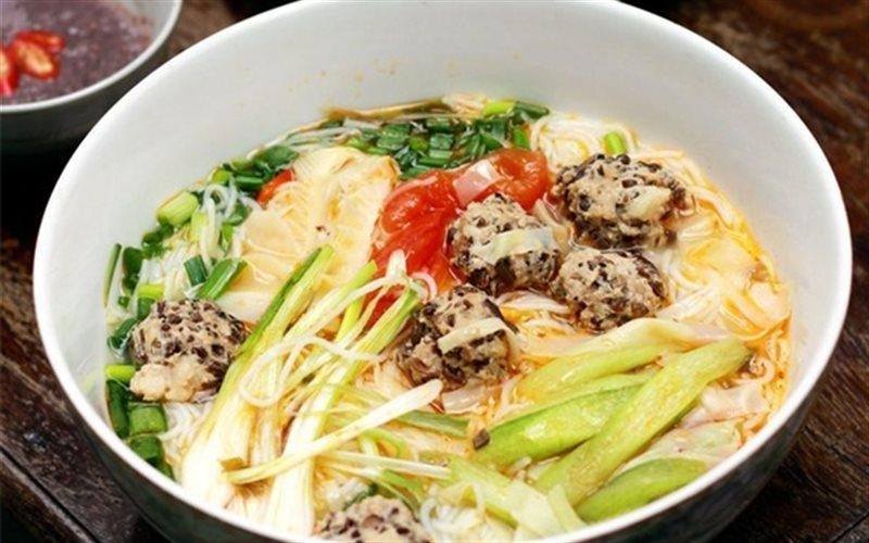 Bún măng vịt Dì Út là một món ăn đặc sản nổi tiếng của thành phố Huế, với hương vị độc đáo và phong cách chế biến riêng biệt. Món ăn này kết hợp giữa măng, thịt vịt và bún mềm mịn, tạo nên sự hòa quyện hoàn hảo của các nguyên liệu.