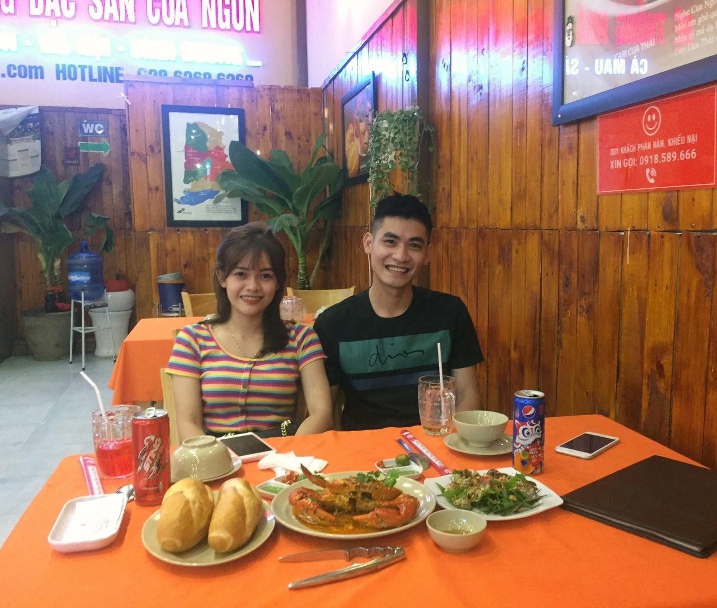 Quán Cua Ngon là một nhà hàng nổi tiếng tại Hà Nội, nổi bật với món ăn hải sản tươi ngon và phục vụ chuyên nghiệp. Không chỉ có không gian sang trọng và ấm cúng, Quán Cua Ngon còn mang đến cho khách hàng những trải nghiệm ẩm thực độc đáo và hấp dẫn.