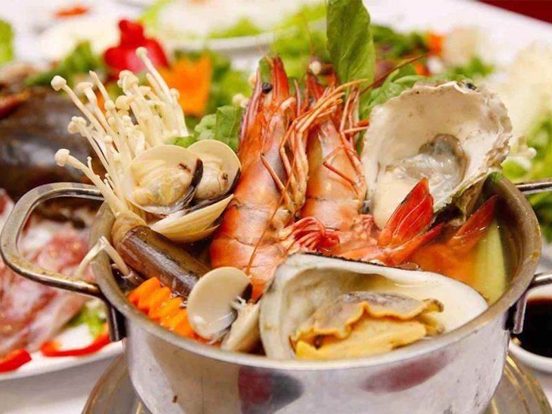 Nhà hàng Quang Thơm là một địa điểm ẩm thực nổi tiếng, nổi bật với không gian sang trọng và phục vụ các món ăn ngon đa dạng.