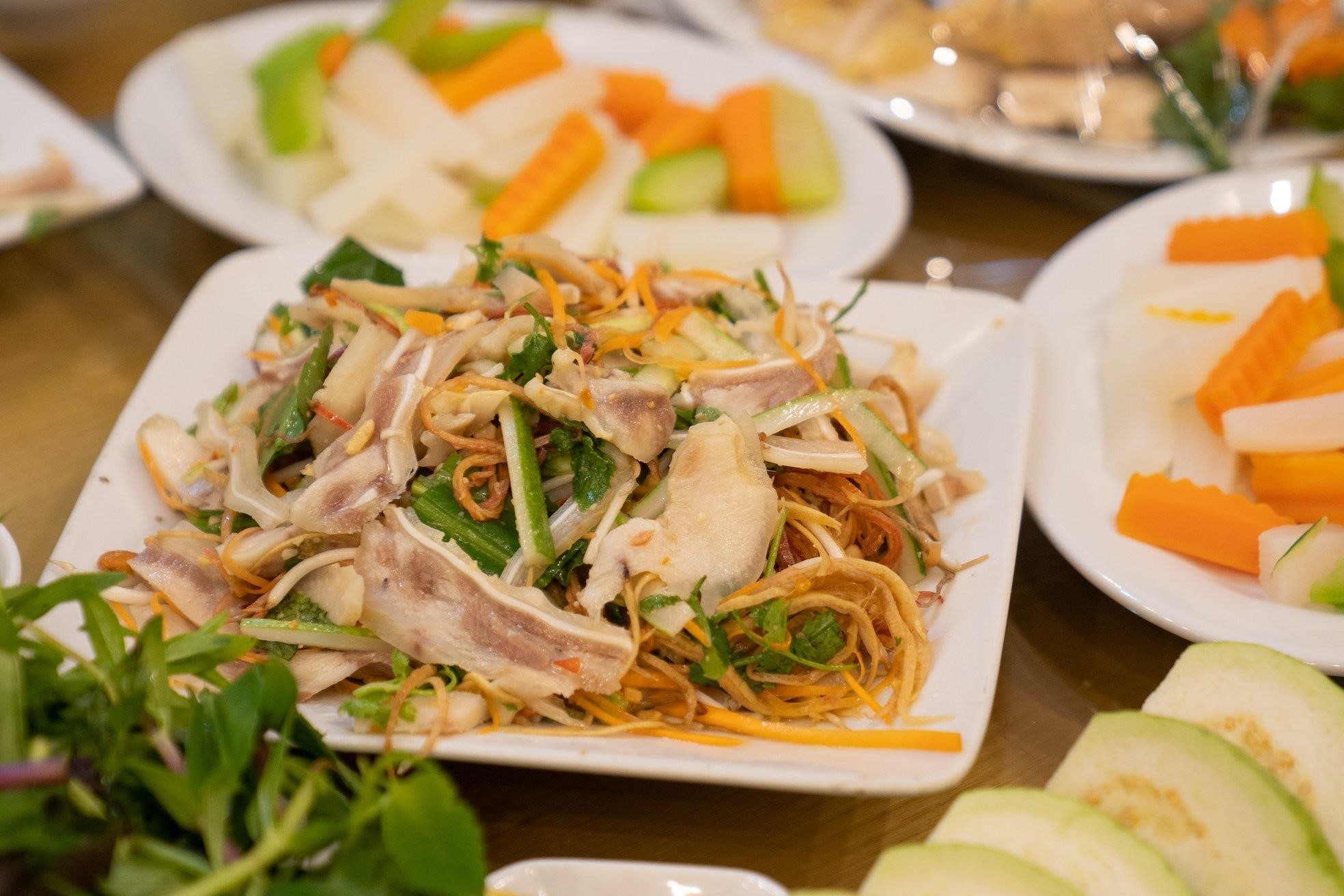Nhà hàng Phương Đông Bắc Ninh có một menu đa dạng gồm 150 món ăn Việt ngon và hấp dẫn, chắc chắn sẽ làm say lòng mọi thực khách.