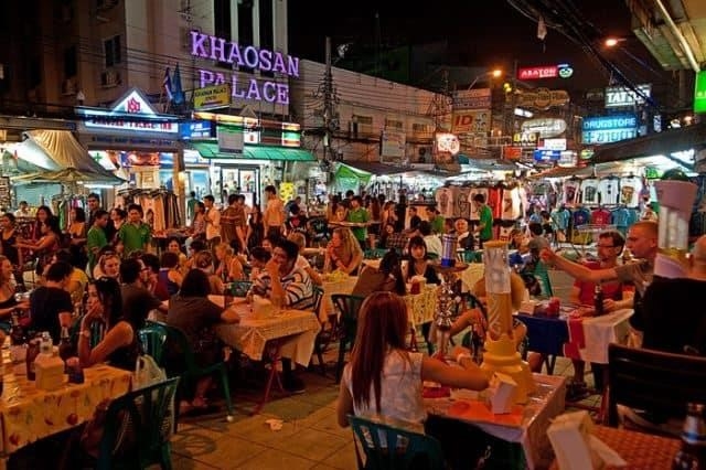 Phố Khao San là một trong những địa điểm nổi tiếng và sôi động nhất của Bangkok, Thái Lan. Nơi đây được biết đến với những quán bar, nhà hàng, cửa hàng đặc sản và các hoạt động vui chơi giải trí. Phố Khao San cũng là nơi lưu trú phổ biến cho du khách quốc tế và là trung tâm của cuộc sống đêm sôi động và không ngủ của thành phố.
